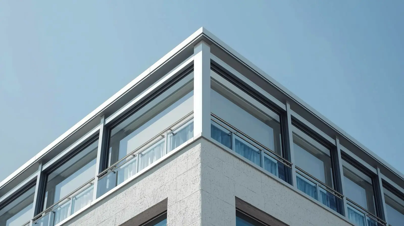 Современное здание с большими окнами