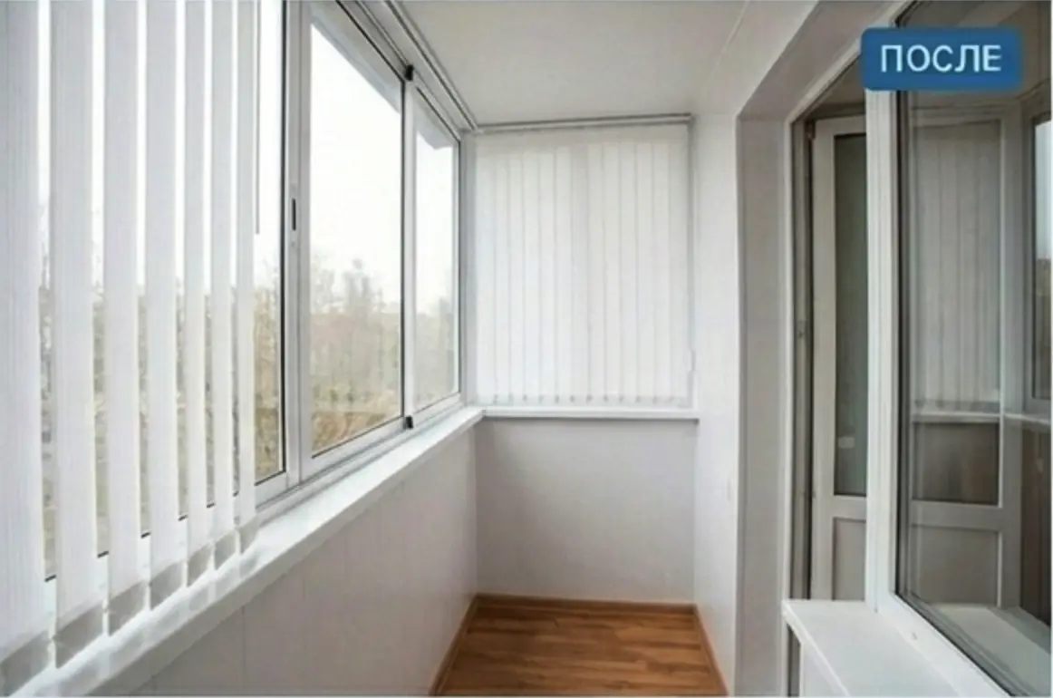 Отремонтированный застеклённый балкон с жалюзи