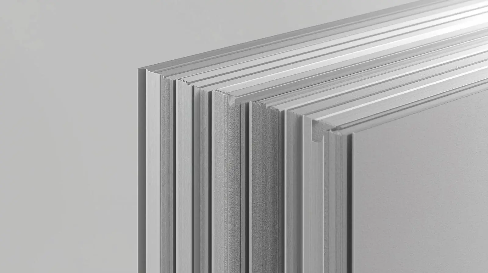 Стопка серых металлических листов крупным планом