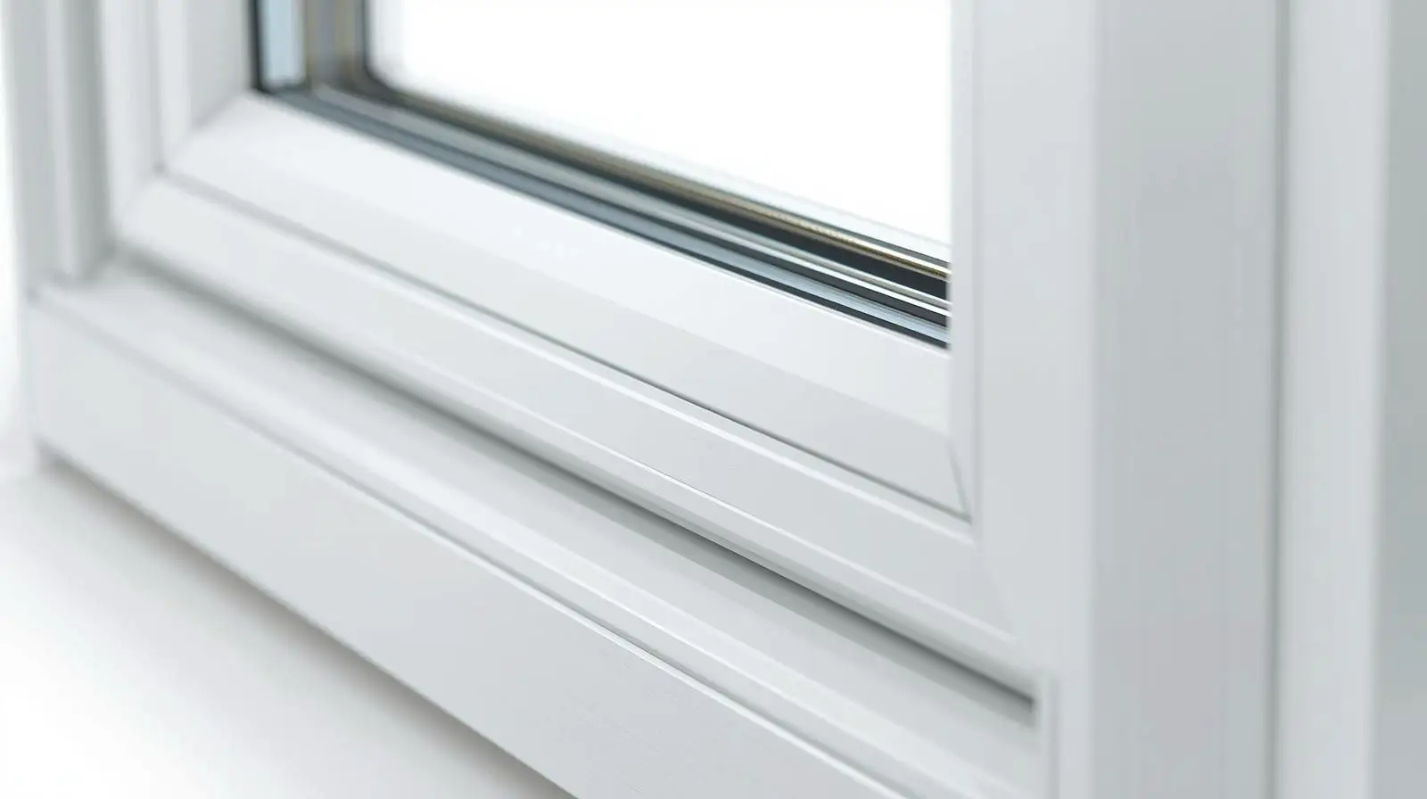 Белая пластиковая оконная рама крупным планом